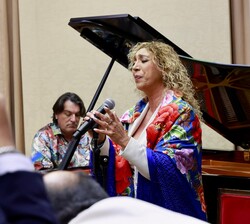 Interpretación del himno “Gelem, Gelem”, a cargo de Esperanza Fernández, acompañada por Pedro María Peña  con la guitarra y Dorantes al pi